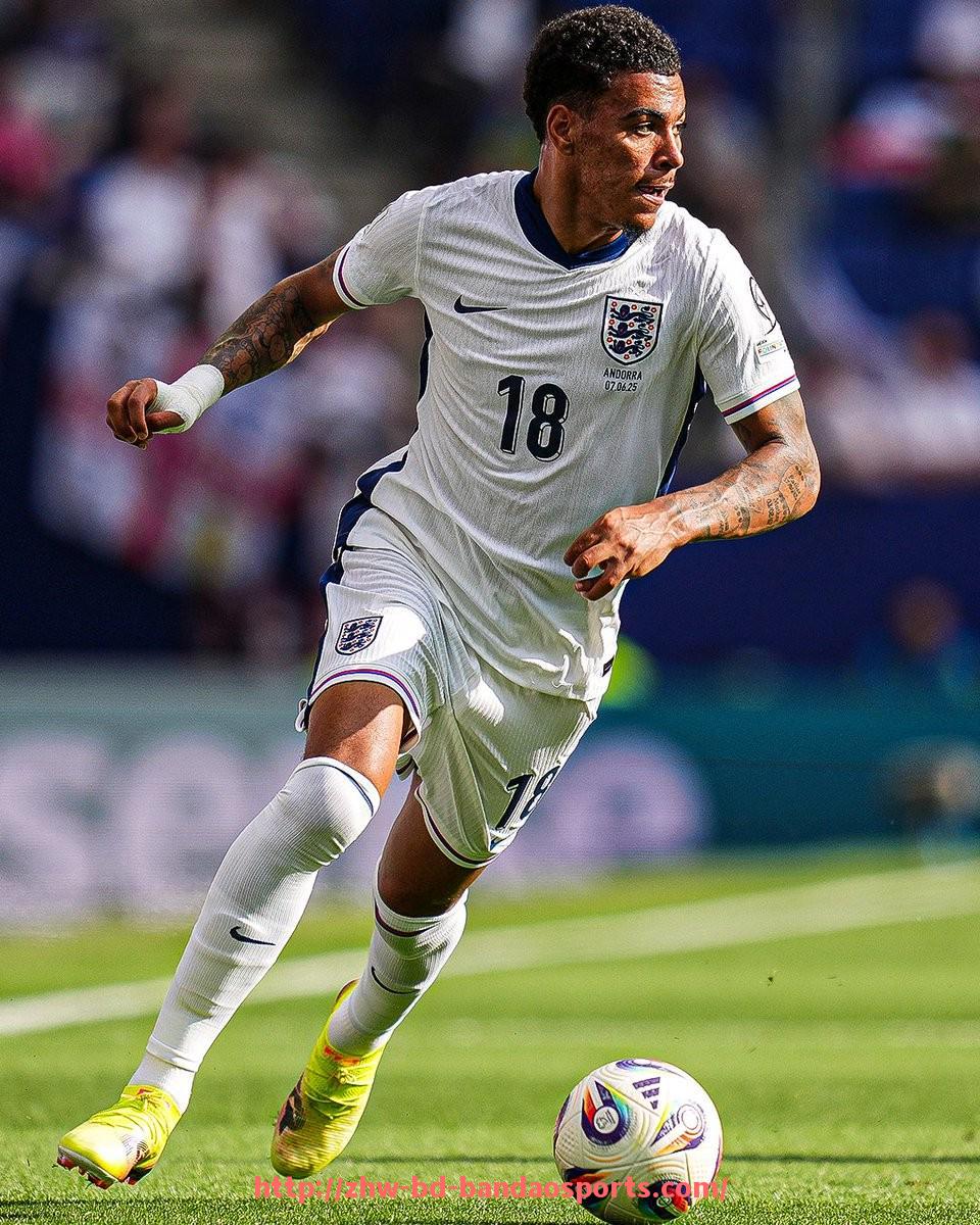 半岛体育-曼联与曼城在英超的竞争关系及俱乐部发展对比